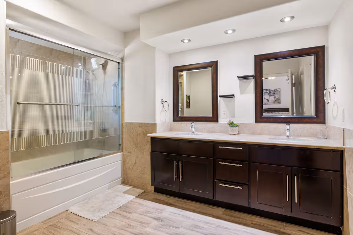Full bathroom 9