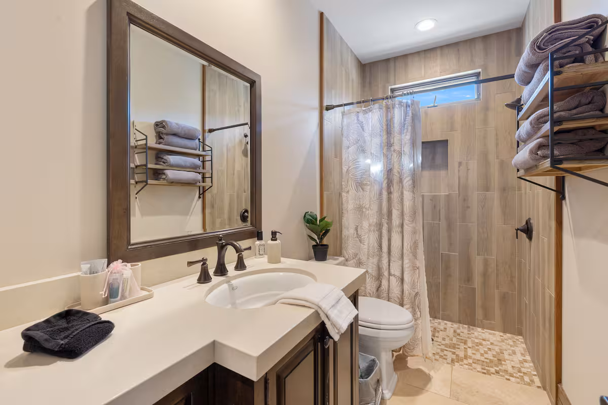 Full bathroom 7