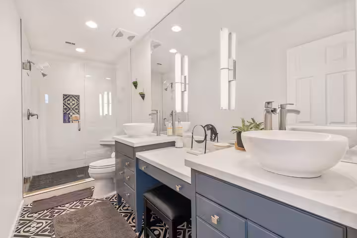Full bathroom 8