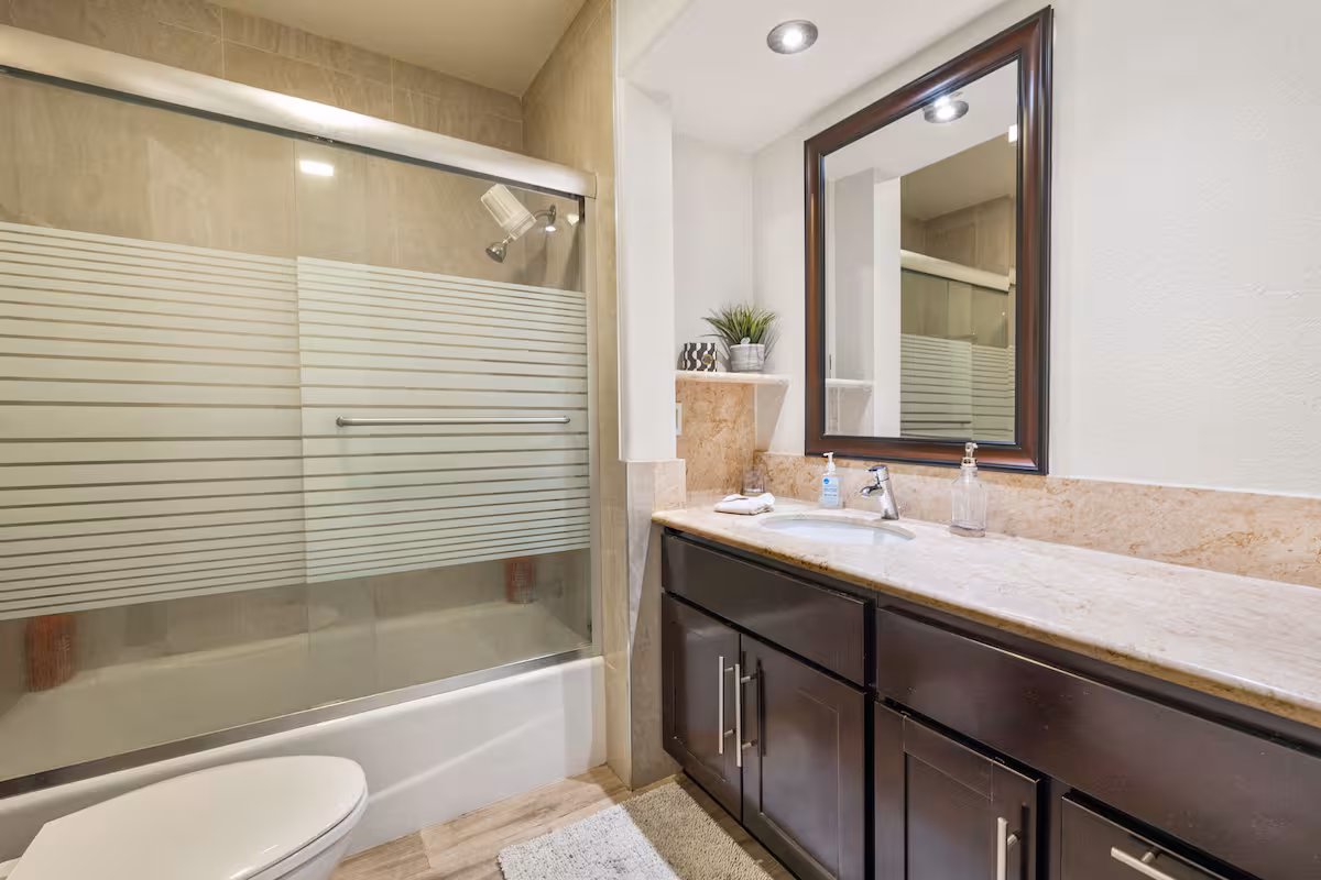 Full bathroom 10