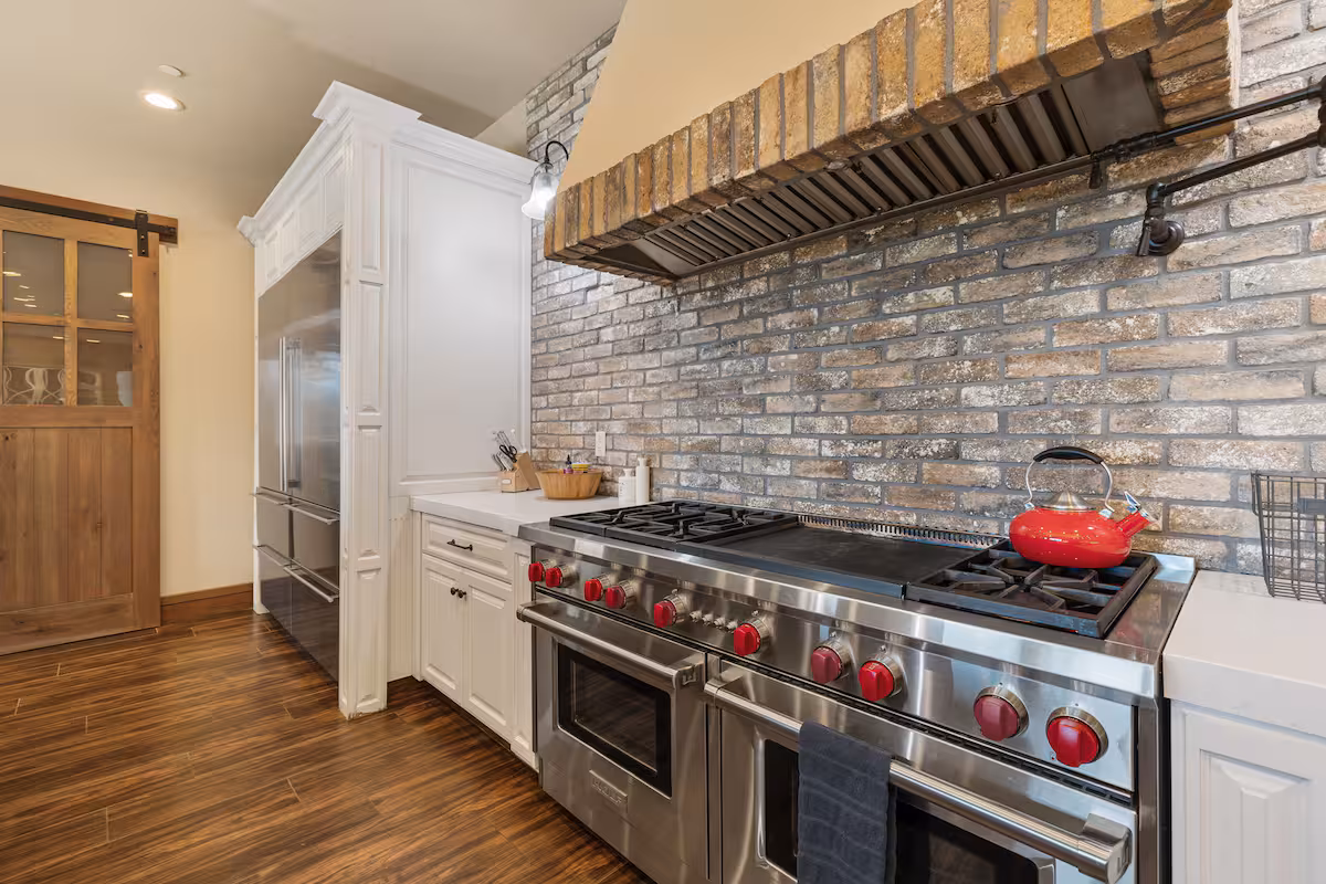 Full kitchen