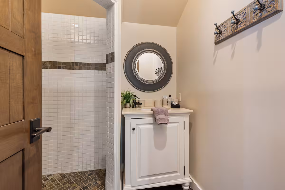 Full bathroom 6