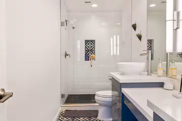 Full bathroom 8