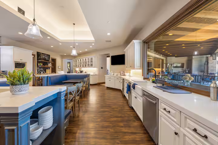 Full kitchen