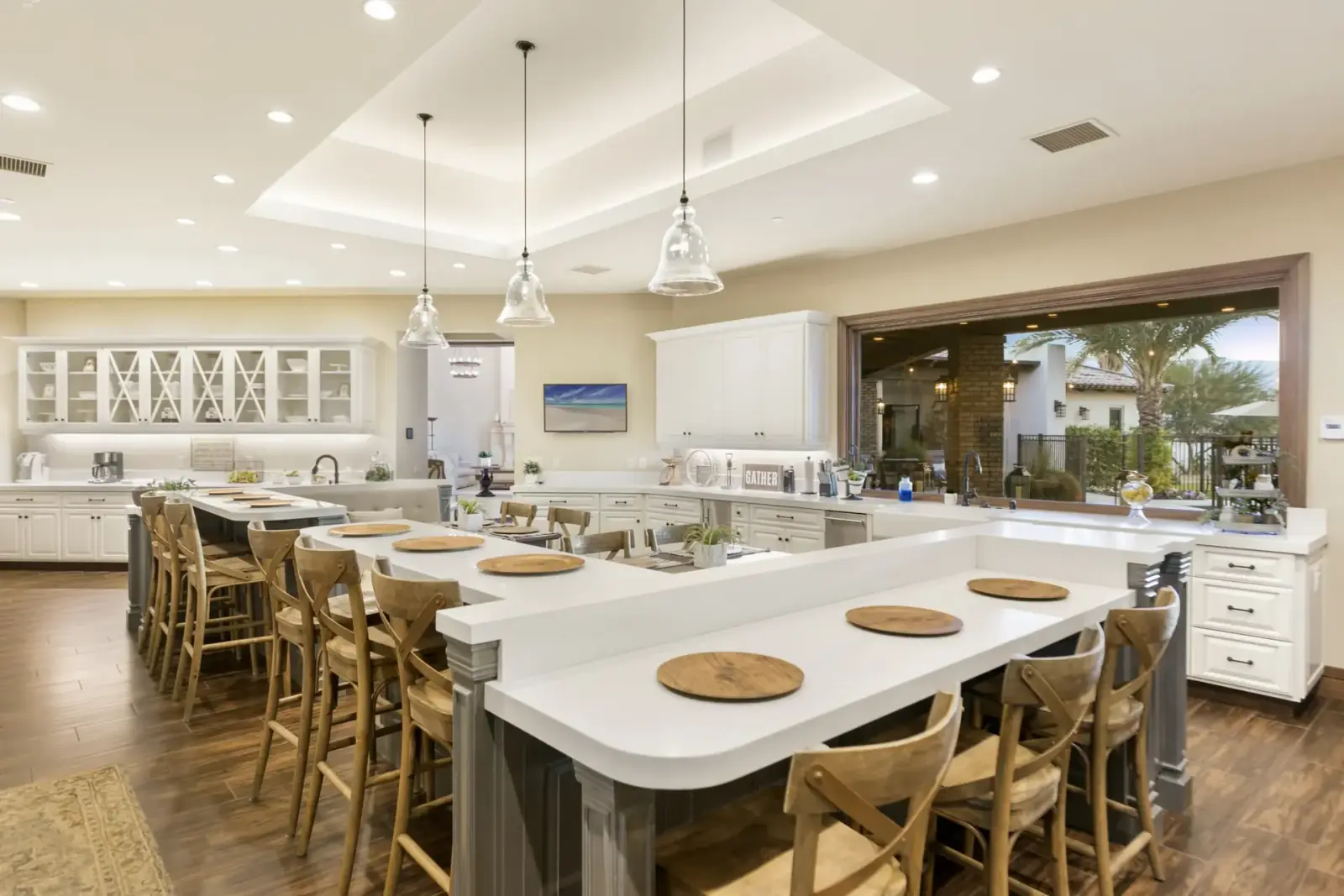 Kitchen bar and breakfast counter